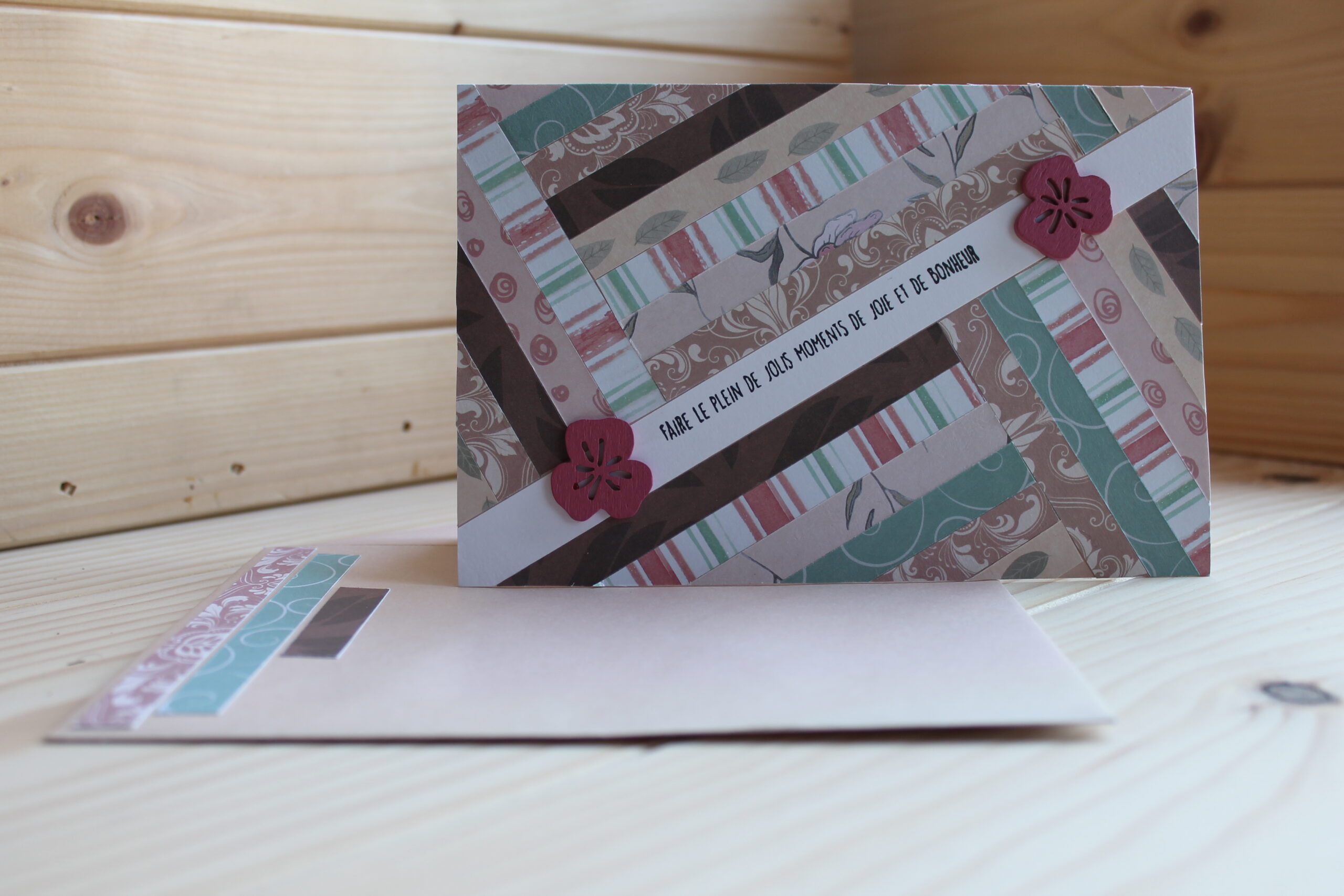 Carte artisanale – Collage poétique et fleurs en relief – Collection “Tendres compositions”