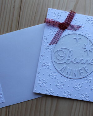 Carte artisanale "Glacée de Bonne Année" – carte embossée, ruban rouge, enveloppe