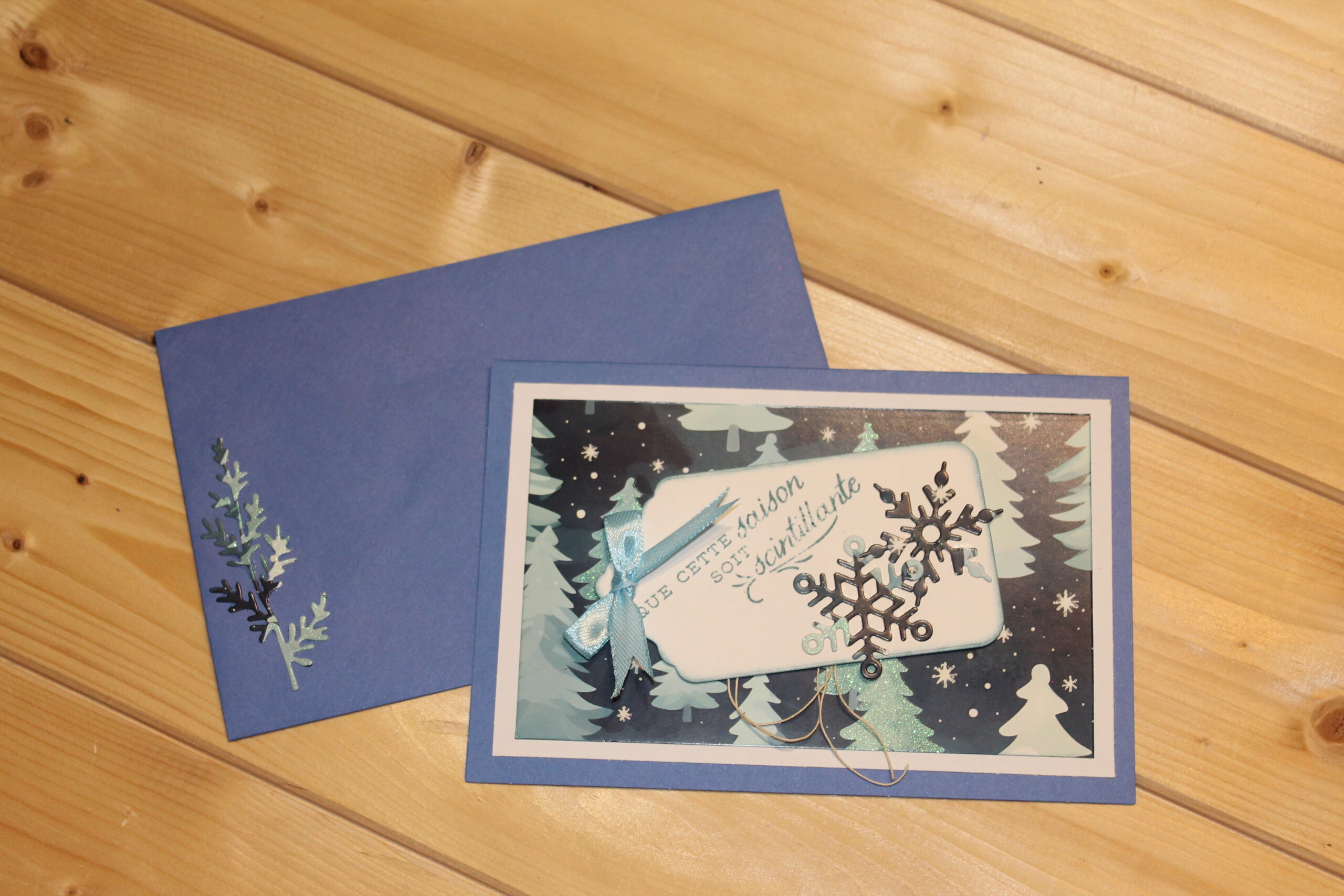 Carte Saison scintillante sous les sapins