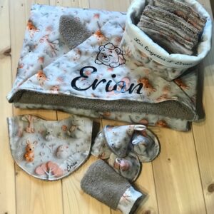 Kit naissance 2- cape de bain, panière, lingettes, mini gant, pare pipi