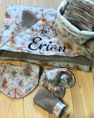 Kit naissance 2- cape de bain, panière, lingettes, mini gant, pare pipi